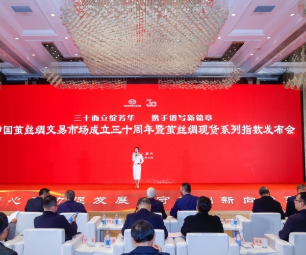 ��ʮ�������ഺ Я�ַܽ�����ƪ �����й���˿���г�����30��������߼�˿���ֻ�ϵ��ָ��������Բ������